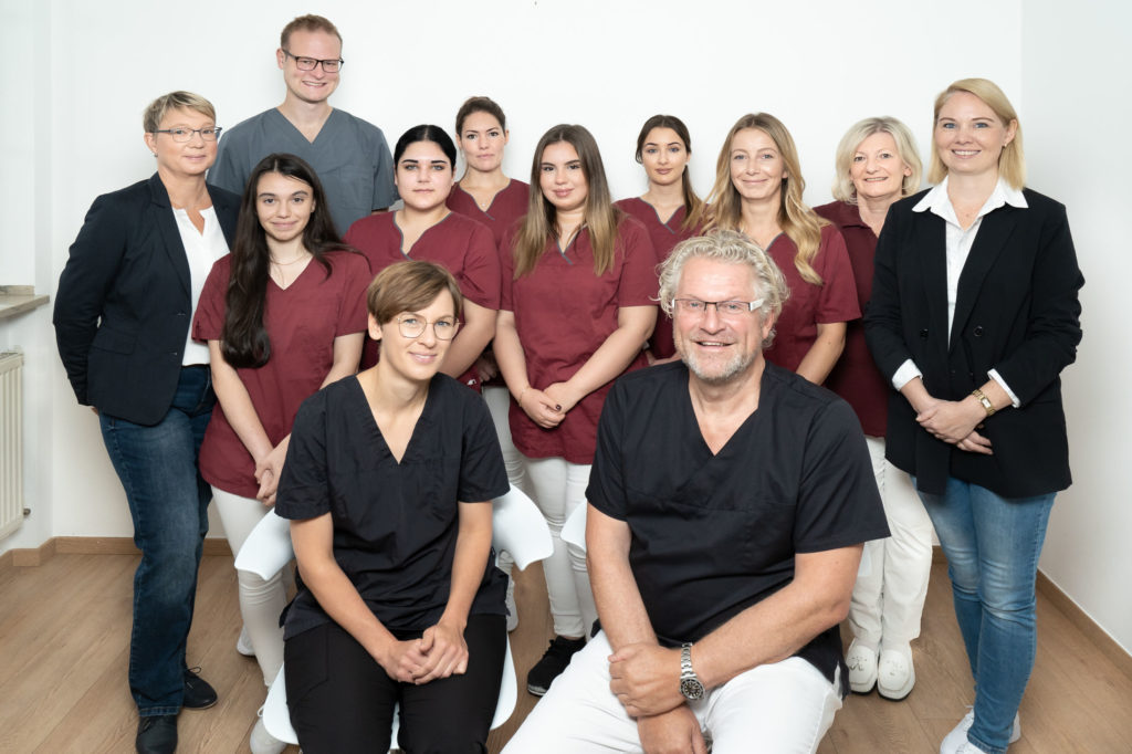 Gruppenbild Team Oralchirurgie Zahnarzt Freising